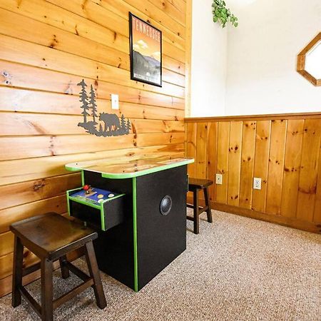 Four Private Suites - Hot Tub - Arcade - Fast Wi-Fi - One Minute To Parkway Fun Pigeon Forge Eksteriør billede