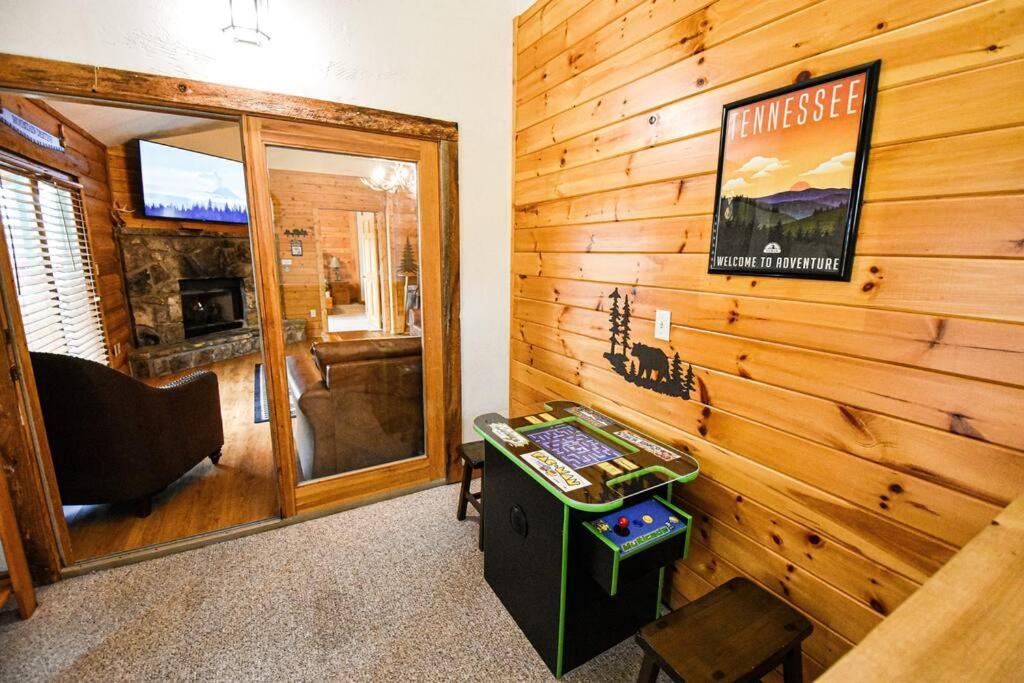 Four Private Suites - Hot Tub - Arcade - Fast Wi-Fi - One Minute To Parkway Fun Pigeon Forge Eksteriør billede