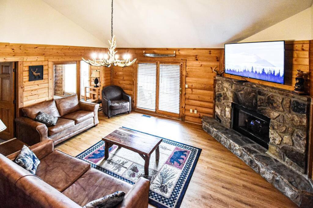 Four Private Suites - Hot Tub - Arcade - Fast Wi-Fi - One Minute To Parkway Fun Pigeon Forge Eksteriør billede