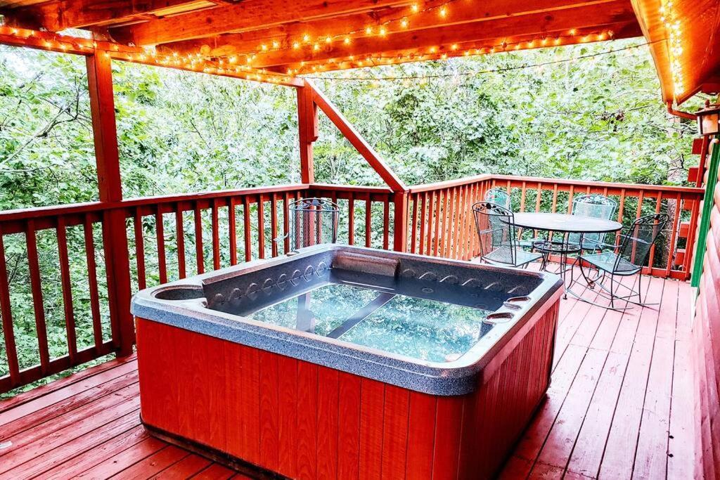 Four Private Suites - Hot Tub - Arcade - Fast Wi-Fi - One Minute To Parkway Fun Pigeon Forge Eksteriør billede