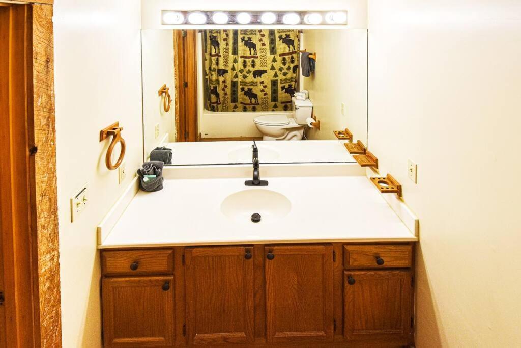 Four Private Suites - Hot Tub - Arcade - Fast Wi-Fi - One Minute To Parkway Fun Pigeon Forge Eksteriør billede