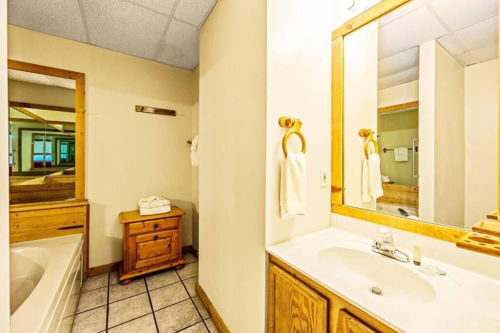 Four Private Suites - Hot Tub - Arcade - Fast Wi-Fi - One Minute To Parkway Fun Pigeon Forge Eksteriør billede