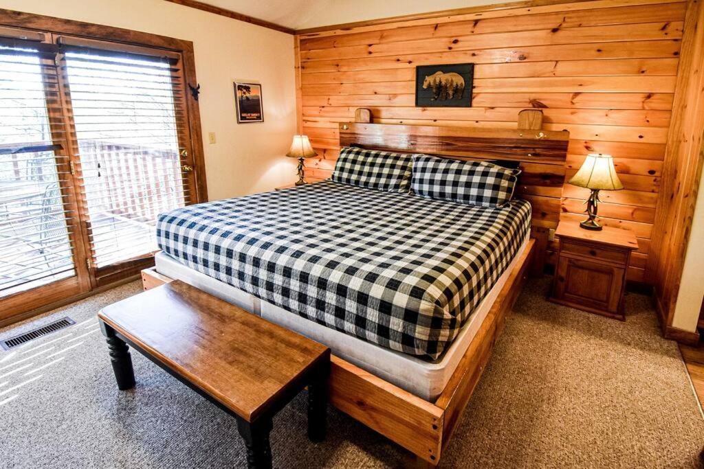 Four Private Suites - Hot Tub - Arcade - Fast Wi-Fi - One Minute To Parkway Fun Pigeon Forge Eksteriør billede