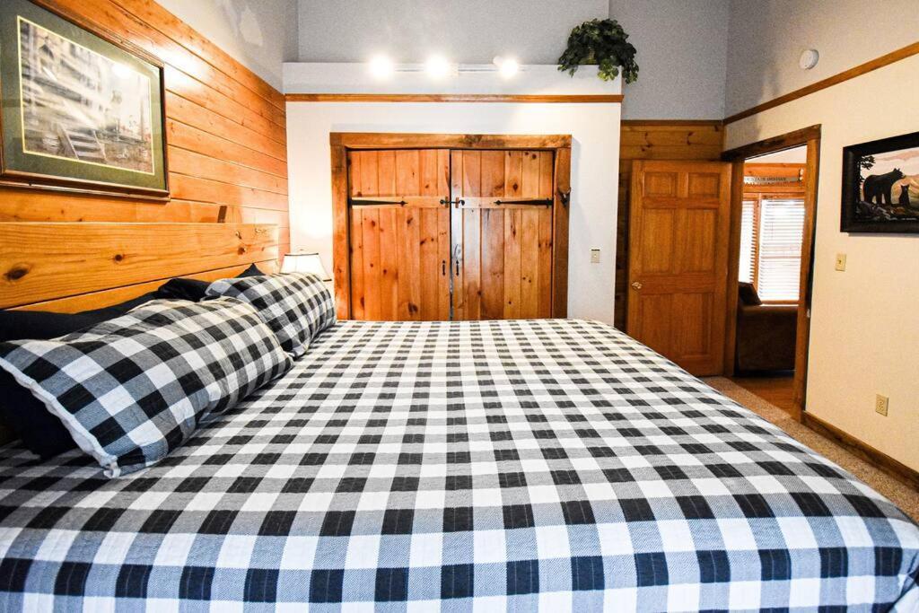 Four Private Suites - Hot Tub - Arcade - Fast Wi-Fi - One Minute To Parkway Fun Pigeon Forge Eksteriør billede