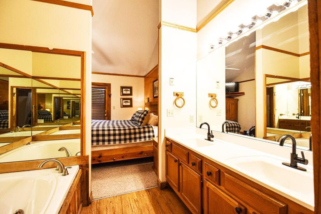 Four Private Suites - Hot Tub - Arcade - Fast Wi-Fi - One Minute To Parkway Fun Pigeon Forge Eksteriør billede