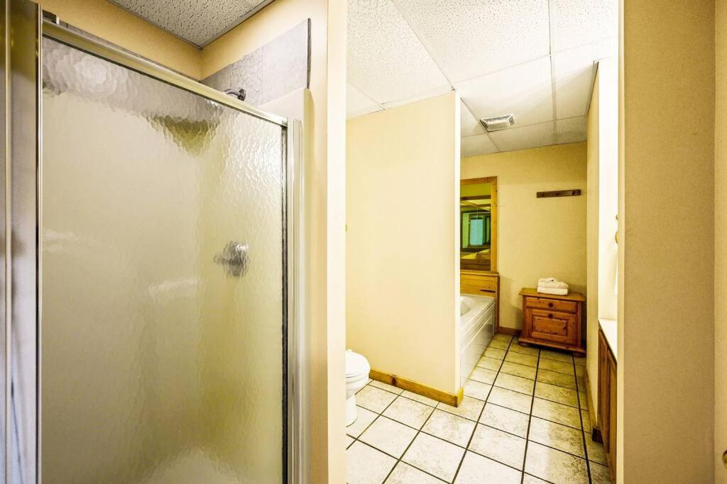 Four Private Suites - Hot Tub - Arcade - Fast Wi-Fi - One Minute To Parkway Fun Pigeon Forge Eksteriør billede