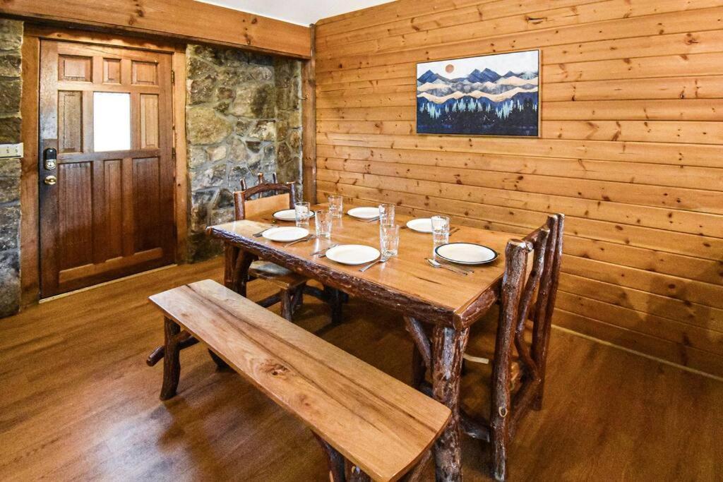 Four Private Suites - Hot Tub - Arcade - Fast Wi-Fi - One Minute To Parkway Fun Pigeon Forge Eksteriør billede